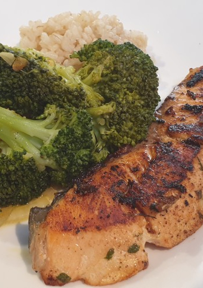 Una foto de Salmón al curry con brócoli salteado