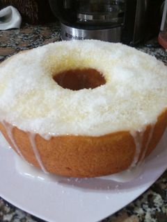 Una foto de Budín de limón con cobertura de glacé y coco