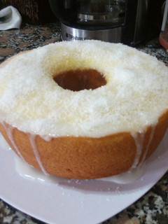Una foto de Budín de limón con cobertura de glacé y coco
