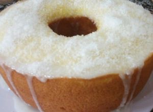 Una foto de Budín de limón con cobertura de glacé y coco