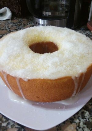 Una foto de Budín de limón con cobertura de glacé y coco
