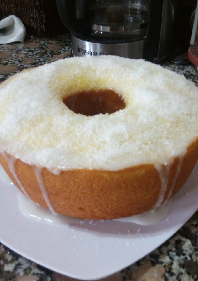Una foto de Budín de limón con cobertura de glacé y coco