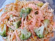 Una foto de pasta de tornillos con pollo