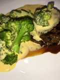 Medallones de lomito al vino y salsa holandesa de menta