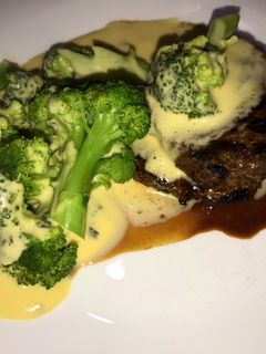 Una foto de Medallones de lomito al vino y salsa holandesa de menta