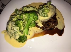 Una foto de Medallones de lomito al vino y salsa holandesa de menta