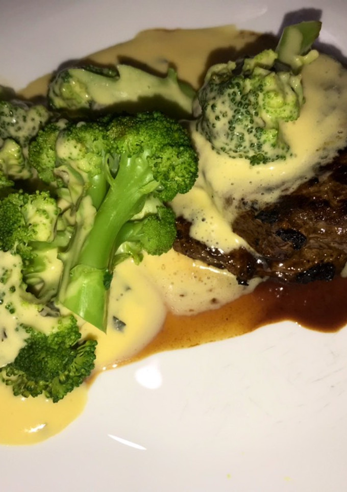 Una foto de Medallones de lomito al vino y salsa holandesa de menta