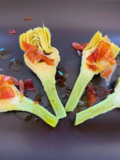 Una foto de Alcachofas con jamón serrano y vinagreta