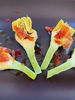 Una foto de Alcachofas con jamón serrano y vinagreta