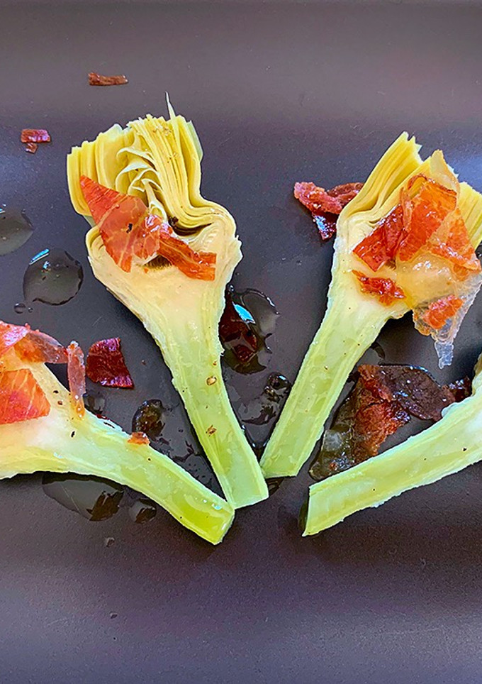 Una foto de Alcachofas con jamón serrano y vinagreta