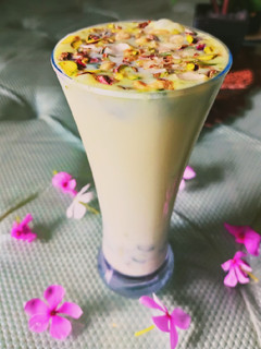 काजू पिस्ता मिल्क (kaju pista milk recipe in Hindi) रेसिपी मुख्य फोटो