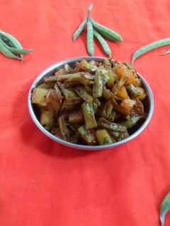 ગુવાર બટાકા નું શાક (Guvar Bataka Shak Recipe In Gujarati) રેસીપી મુખ્ય ફોટો