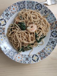 Una foto de Espaguetis integrales con espinacas y gambas