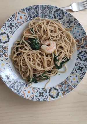 Foto principal de Espaguetis integrales con espinacas y gambas
