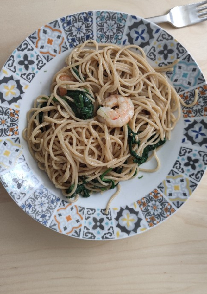 Una foto de Espaguetis integrales con espinacas y gambas