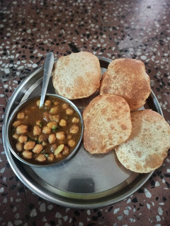 छोले भटूरे(chole bhature recipe in hindi) रेसिपी मुख्य फोटो