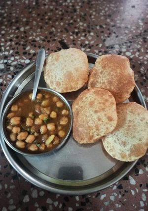 छोले भटूरे(chole bhature recipe in hindi) रेसिपी मुख्य फोटो