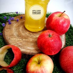 A picture of Apple cider vinegar.