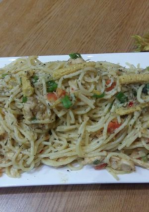 A picture of Spicy chicken vegetable noodles.
