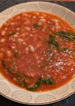 Une photo de Bouillon épicé tomate et haricots blancs