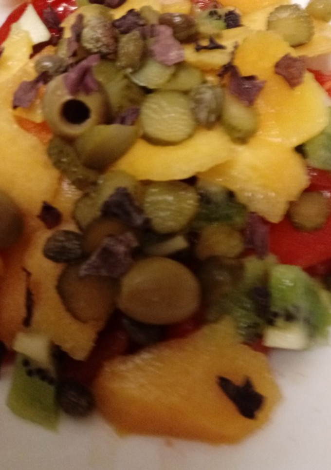 Una foto de Ensalada con kiwi y melocotón