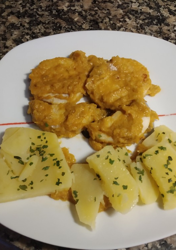Una foto de Medallones de merluza con salsa de puerros a mi manera