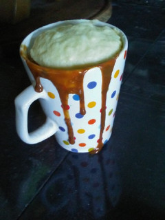 Una foto de Mug cake relleno de dulce de leche💜