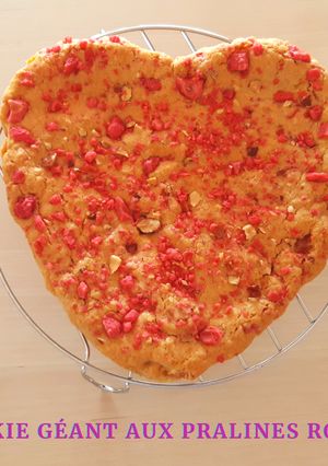 Une photo de Cookie geant aux pralines roses