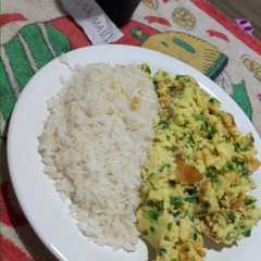 Una foto de Arroz frito con huevo revuelto con cebollita de verdeo