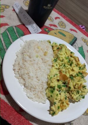 Una foto de Arroz frito con huevo revuelto con cebollita de verdeo