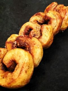 চকলেট সিনামন রোল (নো ইস্ট নো ওভেন) (no yeast no oven chocolate cinnamon roll recipe in Bengali) রেসিপির প্রধান ছবি