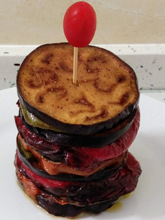 Una foto de Pincho de berenjena, tomate y pimientos