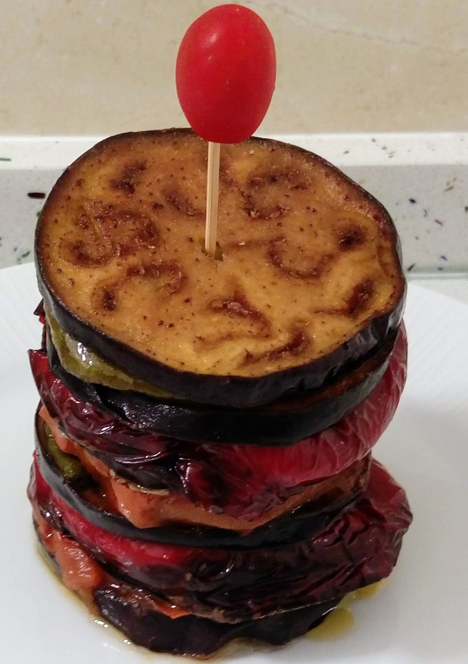 Una foto de Pincho de berenjena, tomate y pimientos
