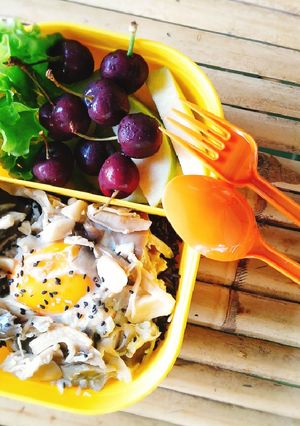รูปของ ปิ่นโตความรัก-ผัดเห็ดไข่อบ