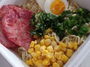 Una foto de chuleta de cerdo con cilantro