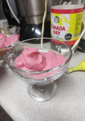 Una foto de Granizado de frutilla y Plátano