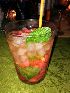 Una foto de Mojito de ron añejo con fresas