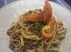 Una foto de Espagueti con Carne &Tomate Confitado #lacocinadegiri #espagueti #tomate