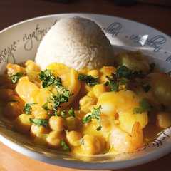 Una foto de Curry de garbanzos y camarones