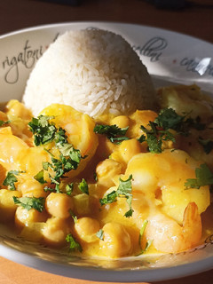 Una foto de Curry de garbanzos y camarones