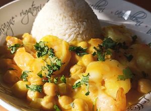 Una foto de Curry de garbanzos y camarones