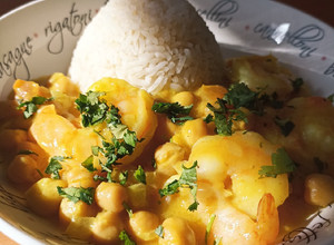 Una foto de Curry de garbanzos y camarones