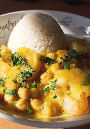 Una foto de Curry de garbanzos y camarones