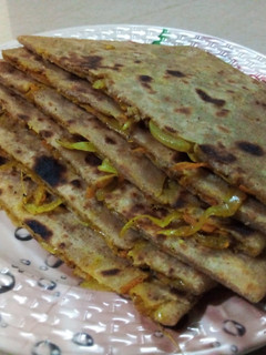 கேரட் ஆனியன் பெப்பர் பராத்தா (Carrot Onion Pepper Parotta Recipe in Tamil) செய்முறை முக்கிய புகைப்படம்