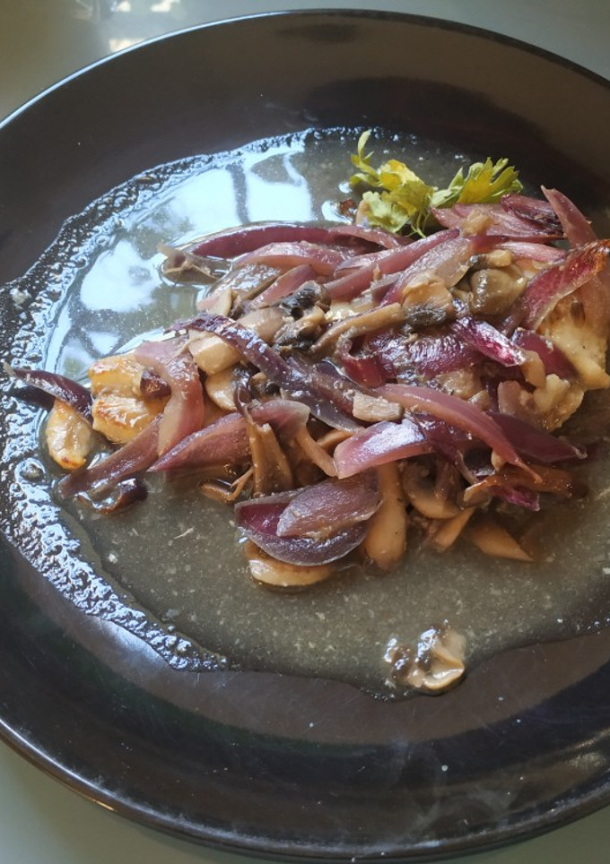 Una foto de Merluza encebollada al horno