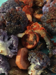 Una foto de Coliflor morada con dátiles