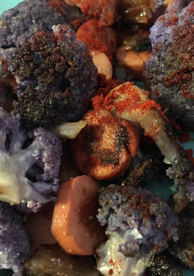Una foto de Coliflor morada con dátiles
