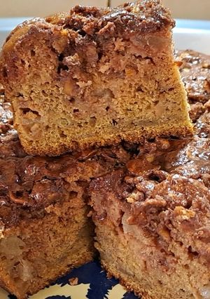 Una foto de Budín de bananas y pera con cubierta crocante de chocolate