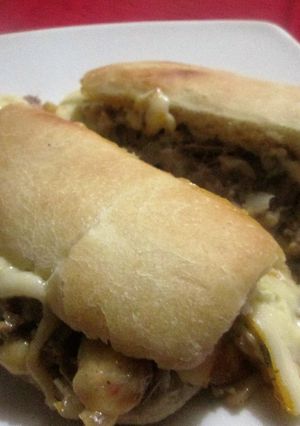 Una foto de Marraqueta chilena con carne desmechada