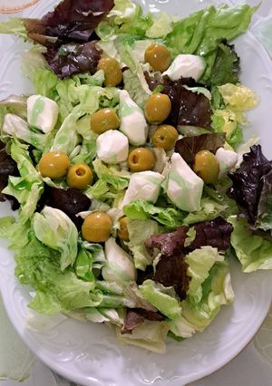 Una foto de Ensalada de caprichos rellenos de manzana con crema balsámica